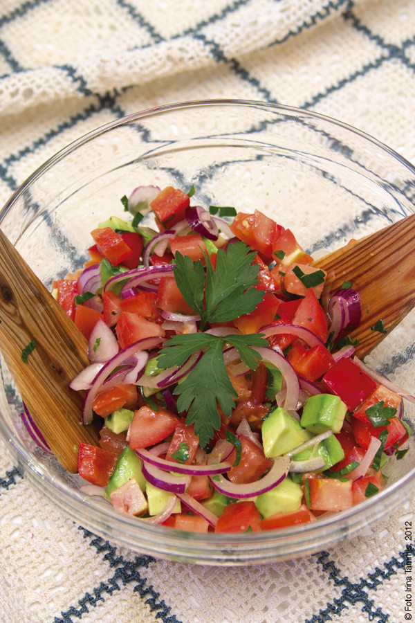 Tomati-avokaadosalat