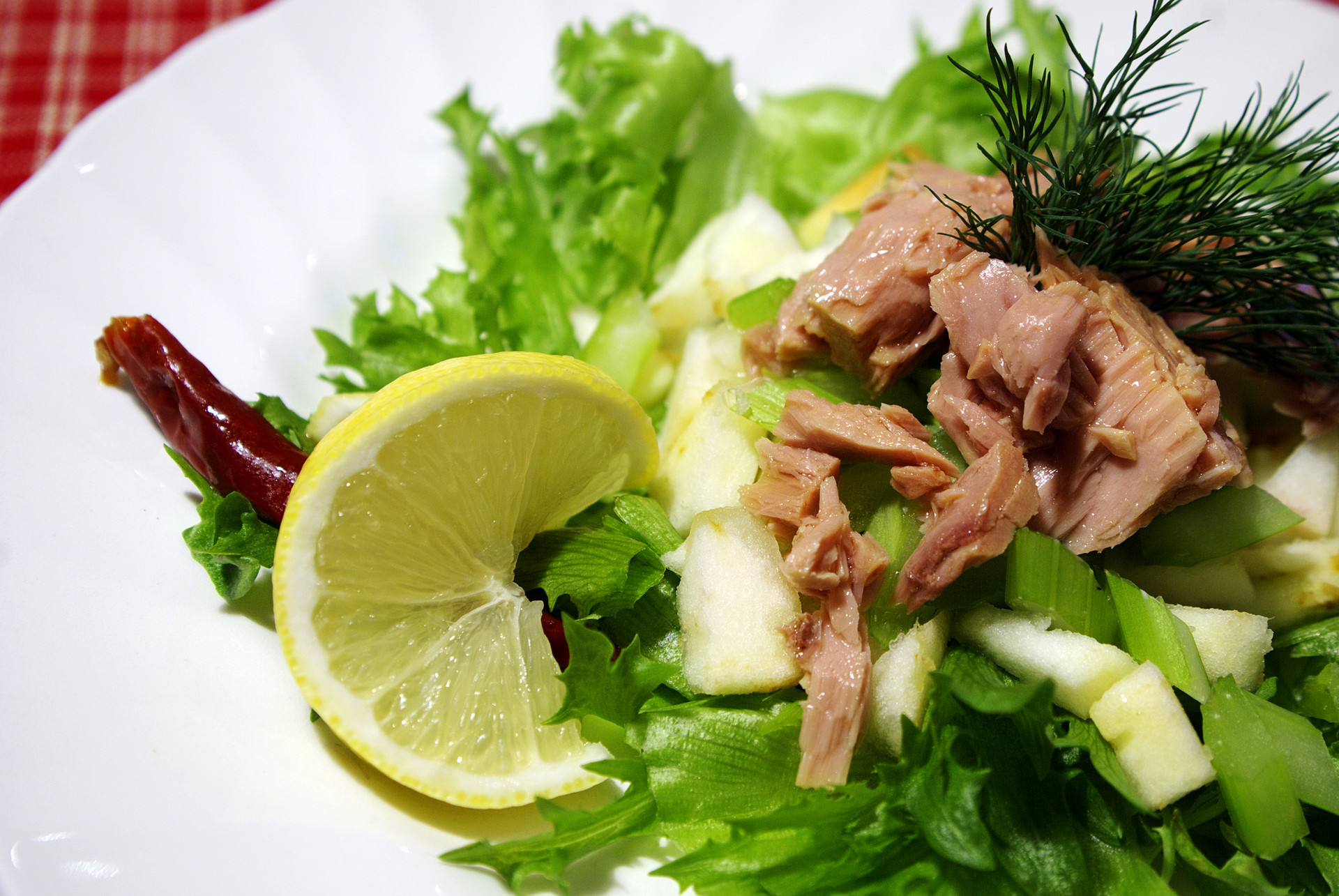 Õuna-tuunikala salat
