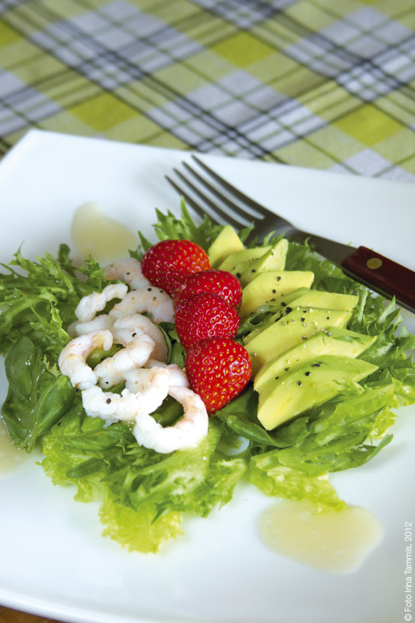 Maasika-avokaadosalat krevettidega