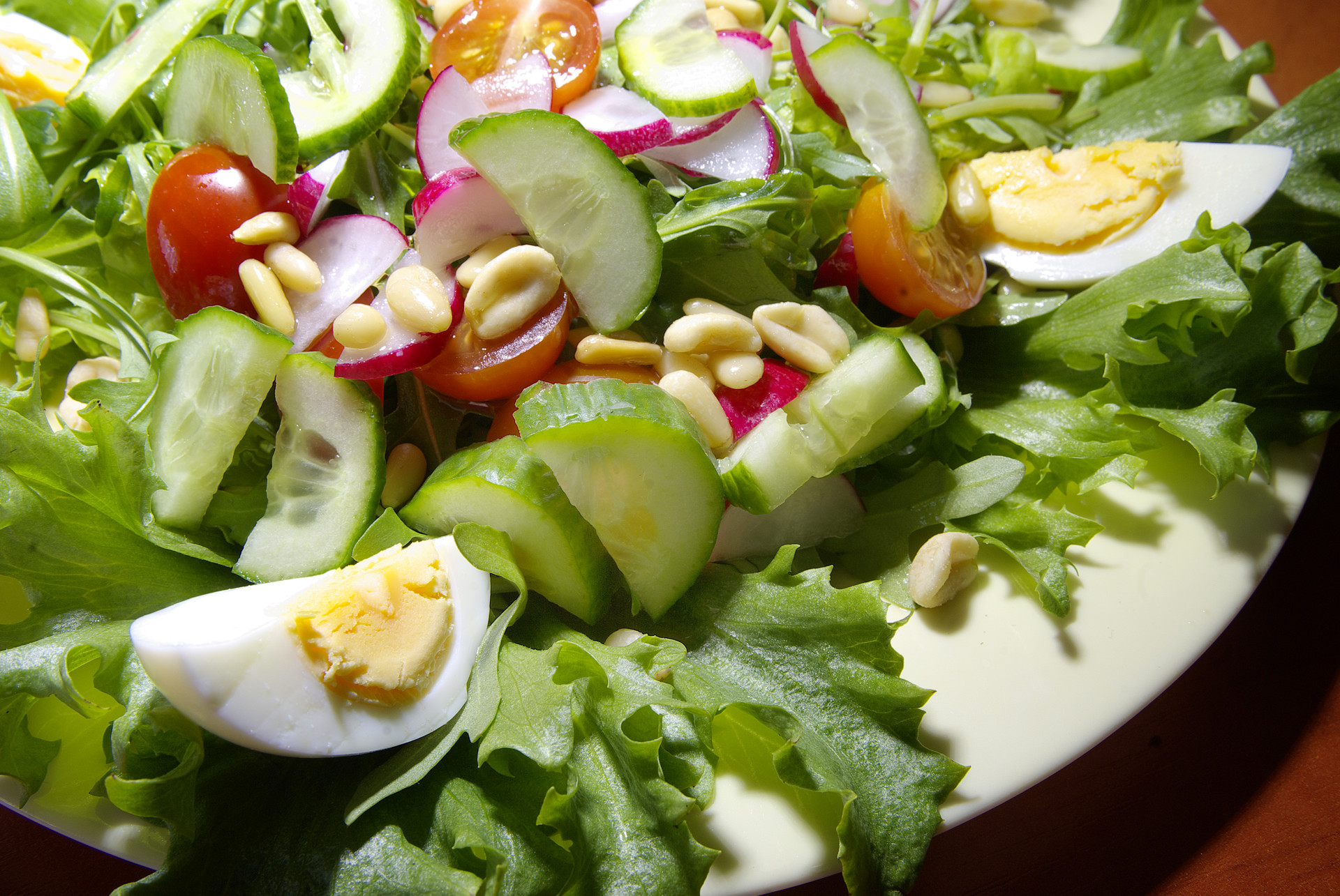 Salat seemnete, pähklite ja munaga