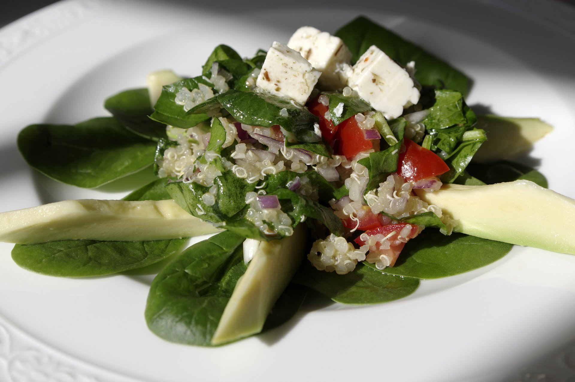 Kreekapärane kinoa ja avokaado salat