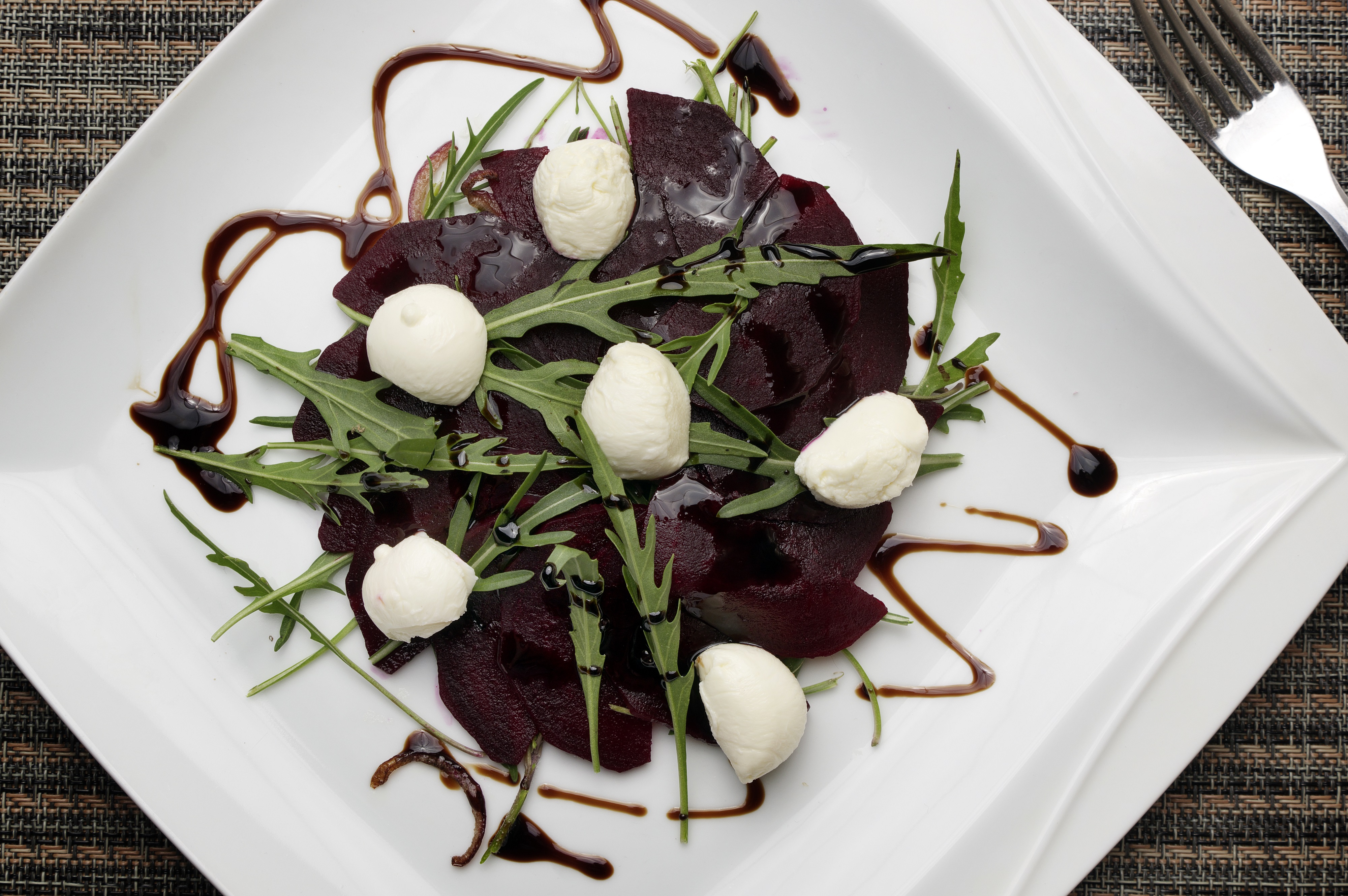Punapeet rukola, mozzarella ja punase sibulaga