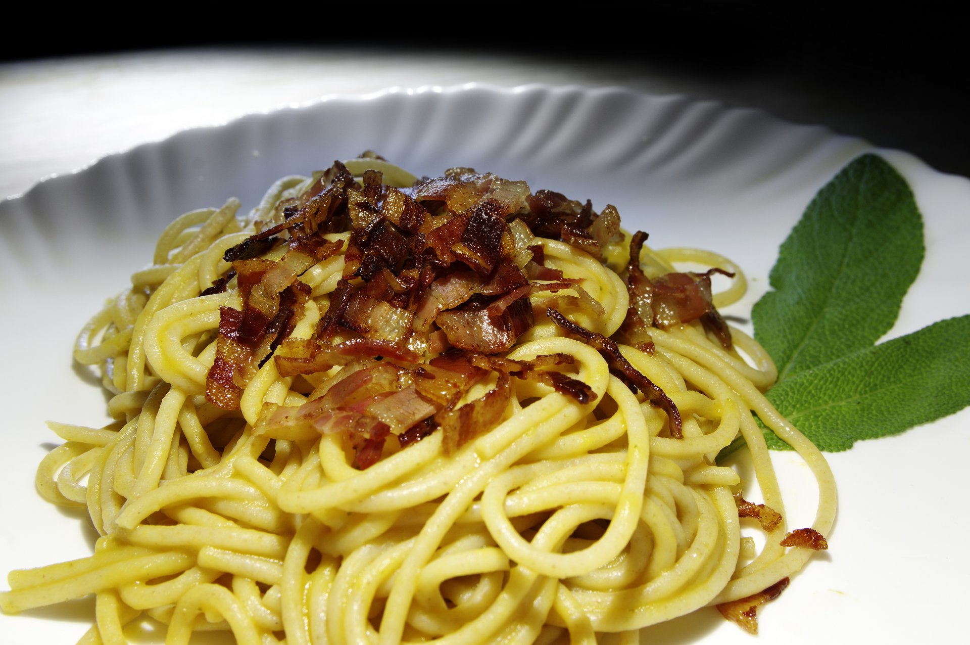 Pasta muskaatkõrvitsakastme ja toorsuitsupeekoniga