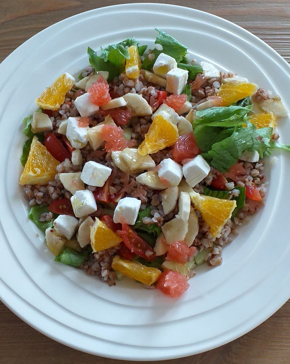 Tatrasalat feta-, apelsini- ja banaaniga